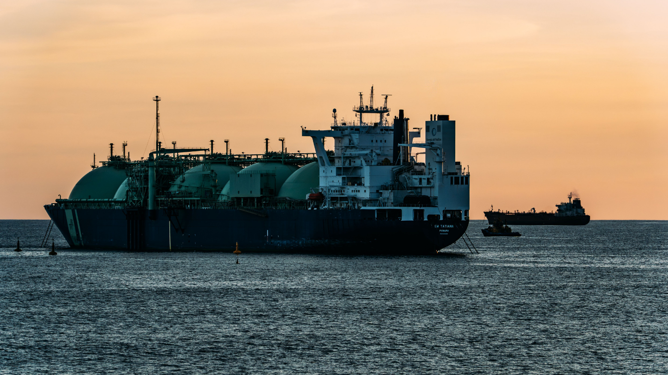 Pakistan LNG shortage fuel oil consumption power generation Strait of Hormuz winter gas shortages