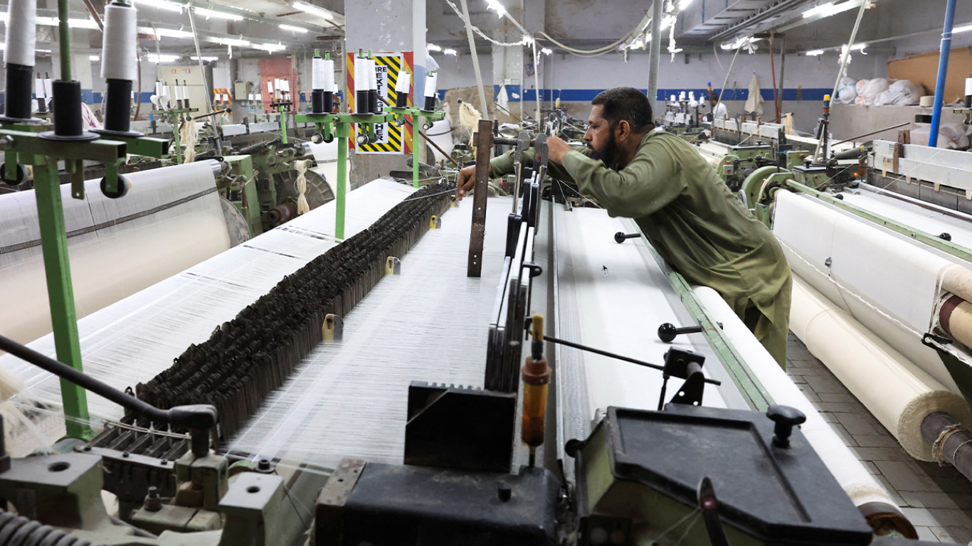 Textile manufacturing in Pakistan as exporters warn of weaker Western demand, rising freight costs and pressure on export competitiveness.